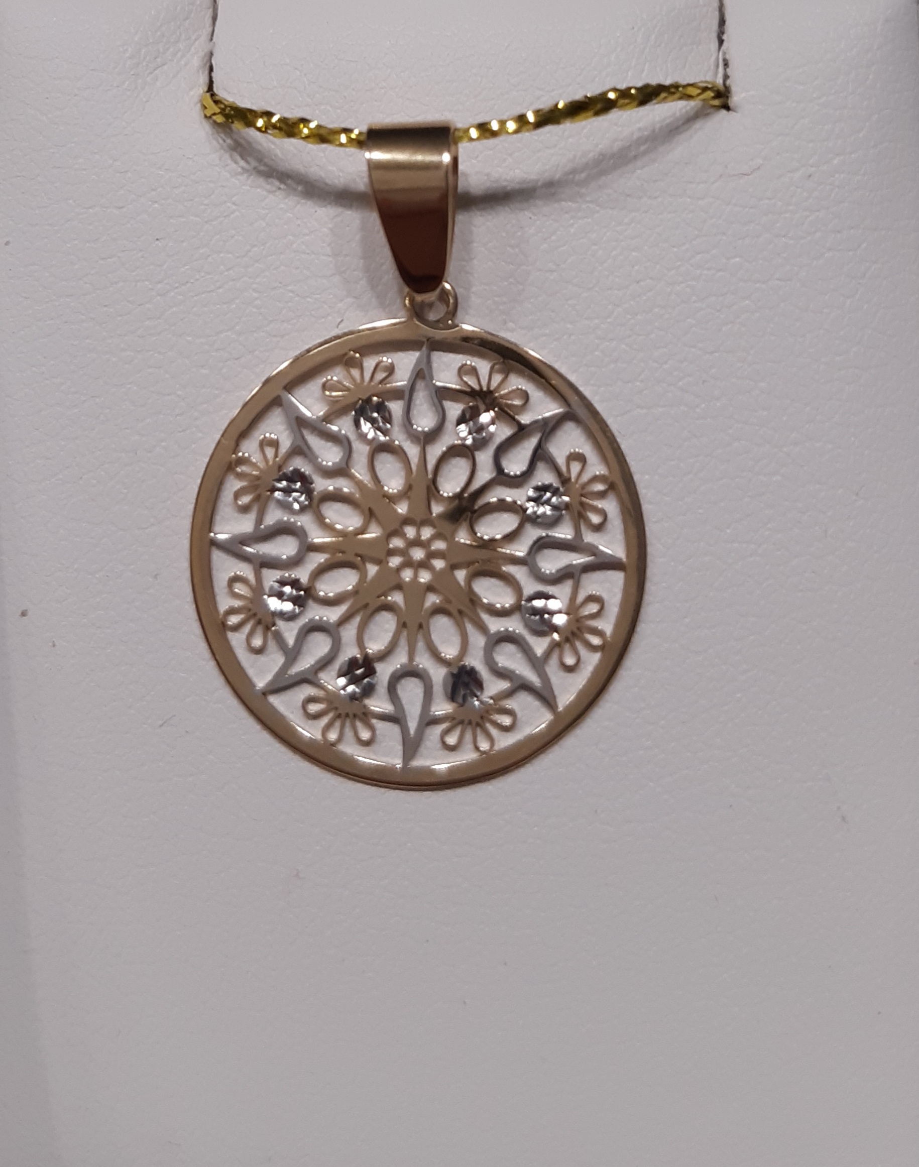 Zlatý přívěsek mandala